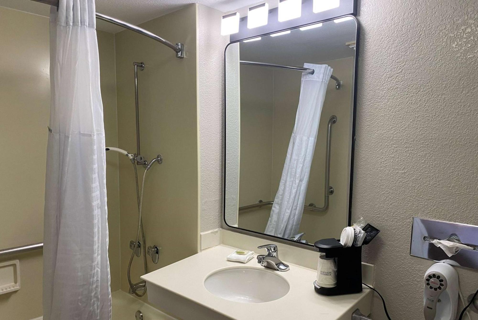Days Inn & Suites By Wyndham Arlington Heights Eksteriør bilde